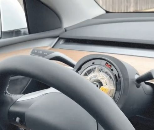 SUA deschid o investigație asupra Tesla, în urma plângerilor unor șoferi care spun că le-a căzut volanul în mers