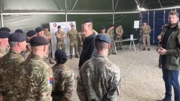 FOTO. Prinţul William a făcut o vizită surpriză trupelor aflate la granița dintre Ucraina și Polonia. Ce mesaj le-a transmis