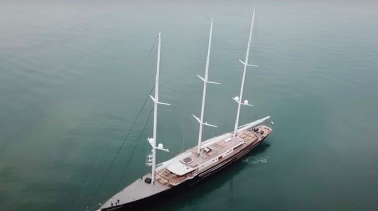 Noul iaht de jumătate de miliard de euro al lui Jeff Bezos a apărut în public, în teste pe apă, după ce construcția sa a durat cinci ani