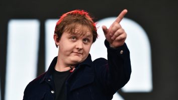 Netflix promovează documentarul lui Lewis Capaldi. De ce apare o fotografie cu Liz Truss pe panoul publicitar