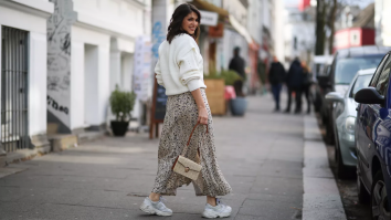 FOTO. Fustele midi sunt din nou la modă în această primăvară. Cum creezi un outfit confortabil și stilat
