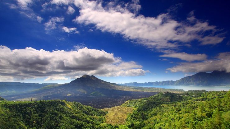 Un rus a pozat gol pe un munte sacru din Bali. Ce sancțiune dură au aplicat autoritățile din Indonezia