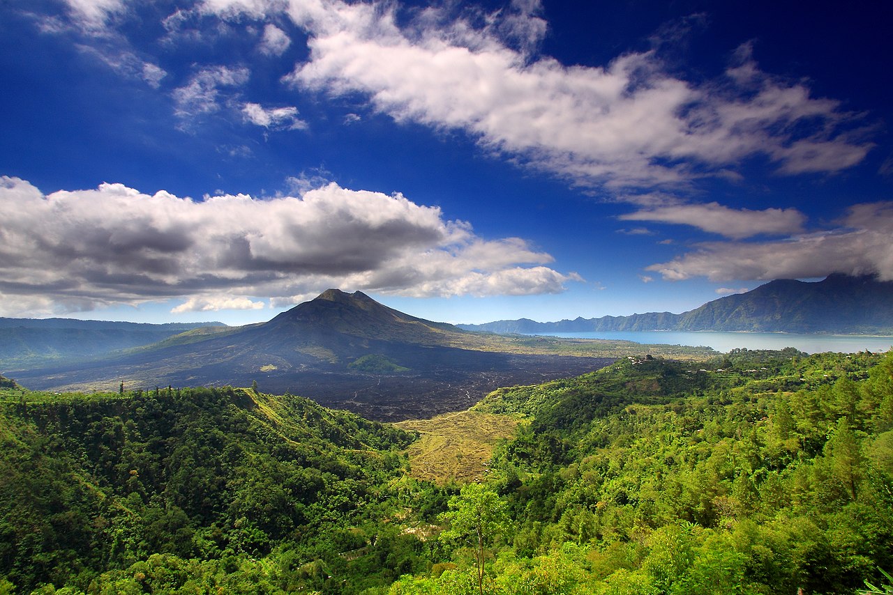 Un rus a pozat gol pe un munte sacru din Bali. Ce sancțiune dură au aplicat autoritățile din Indonezia