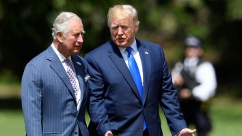 Donald Trump vrea să publice scrisori de la regele Charles al III-lea, fără permisiunea monarhului. Ce dezvăluie cartea „Letters to Trump”