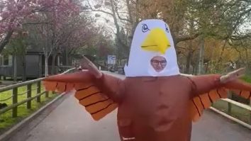 VIDEO. O grădină zoologică este în căutarea a cinci persoane care să se îmbrace în păsări pentru a alunga pescărușii. Ce criterii trebuie să îndeplinești