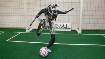 FOTO. ARTEMIS, un robot care joacă fotbal, este gata să intre pe teren