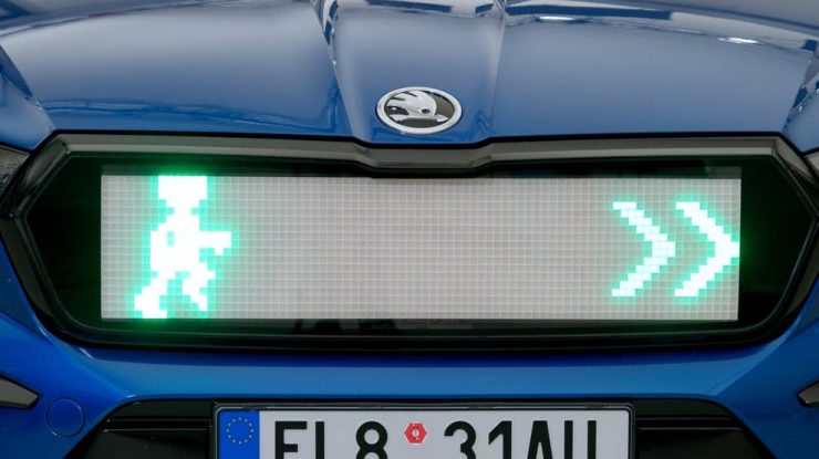Skoda dezvoltă o grilă auto care le poate spune pietonilor când să traverseze în siguranță strada