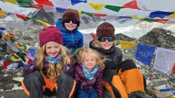 Drumeție periculoasă în munții Everest pentru o familie cu patru copii. Cel mai mic are doar 2 ani