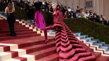 Vogue dezvăluie că un angajat a fost nevoit să caute prin gunoi pentru a recupera invitațiile la Met Gala