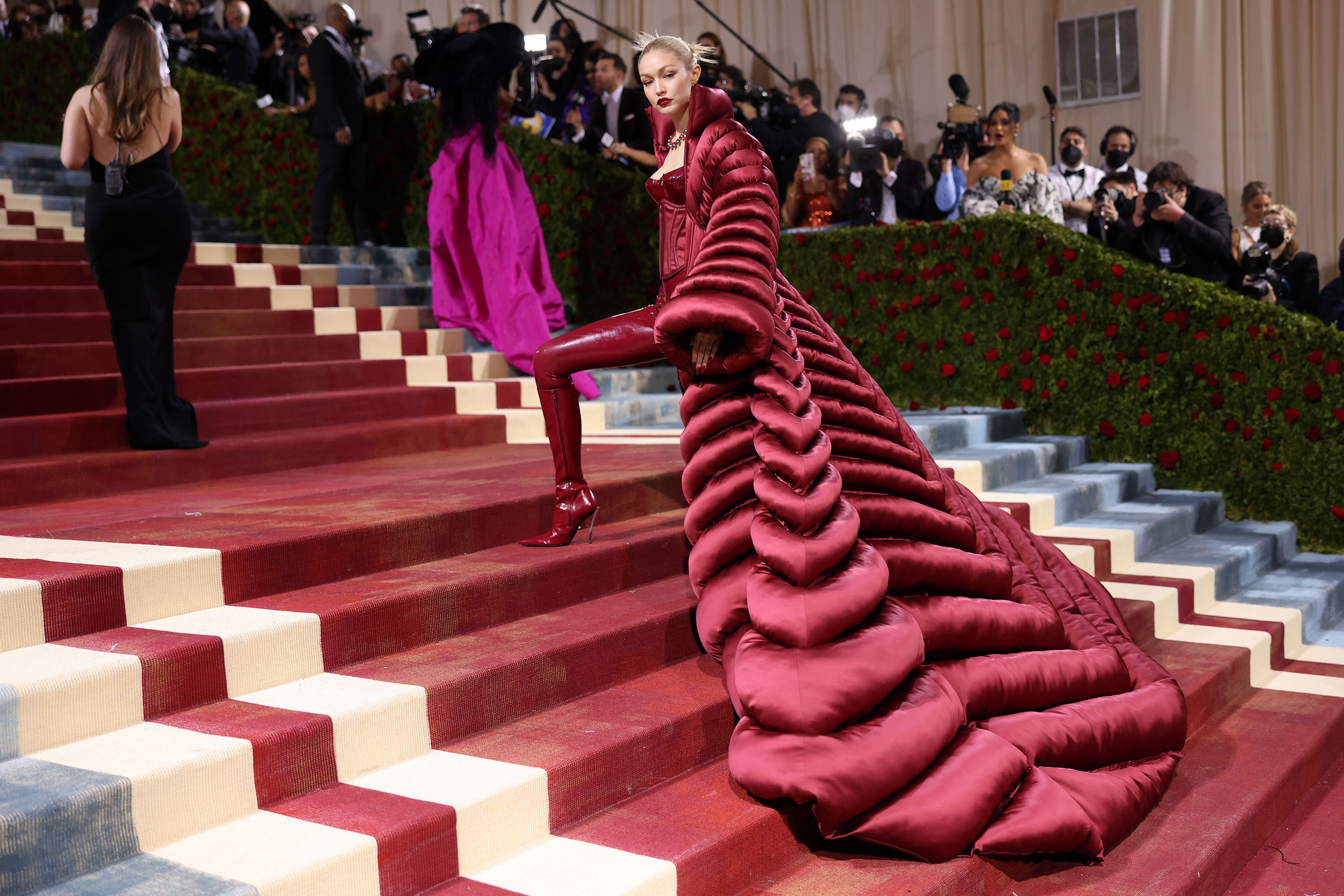 Vogue dezvăluie că un angajat a fost nevoit să caute prin gunoi pentru a recupera invitațiile la Met Gala