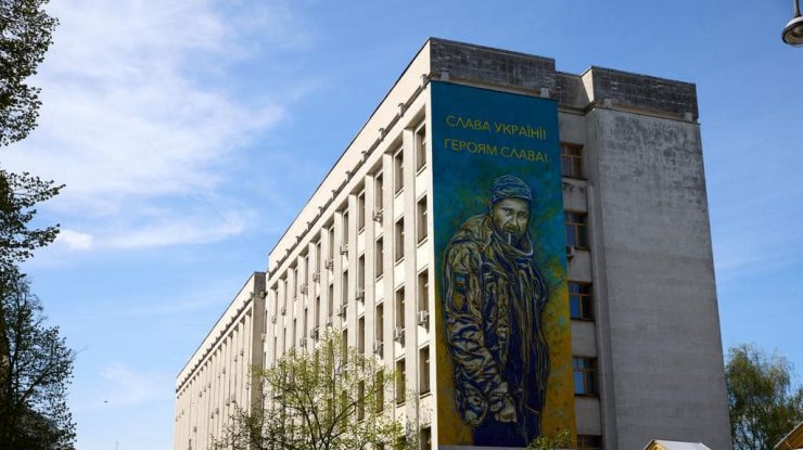 „Slavă Ucrainei!”: Un artist francez a realizat la Kiev o pictură murală dedicată soldatului născut la Chișinău și executat de ruși