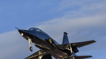 FOTO. Primul avion supersonic de antrenament din lume este scos la vânzare pentru 800 de mii de dolari. Cum arată interiorul