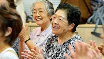 Un nou studiu pe ADN-ul centenarilor. Care este factorul care îi ajută să trăiască atât de mult