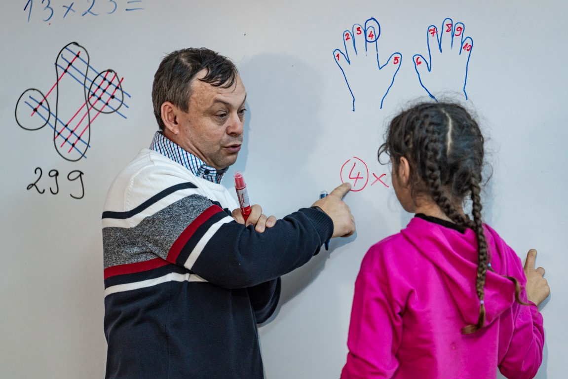 Peste 16.000 de elevi au trecut printr-unul dintre programele Fundației Nouă ne pasă în 2022: de la centre after school pentru educație remedială și centre pentru înaltă performanță la cercuri de lectură