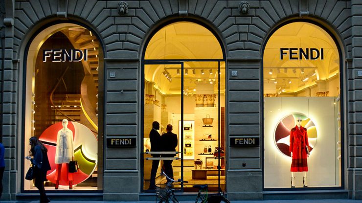 LVMH a devenit prima companie de 500 de miliarde de dolari din Europa. Ce avere are CEO-ul