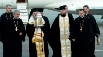 VIDEO. Lumina Sfântă de la Ierusalim a ajuns la București