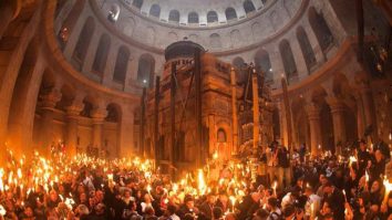 VIDEO. Lumina Sfântă s-a pogorât la Biserica Sfântului Mormânt din Ierusalim