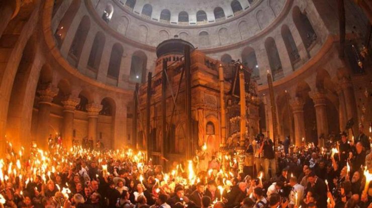 VIDEO. Lumina Sfântă s-a pogorât la Biserica Sfântului Mormânt din Ierusalim
