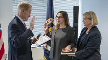 FOTO. Prima femeie director de la un centru NASA refuză să jure pe Biblie