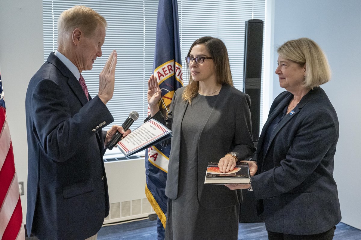 FOTO. Prima femeie director de la un centru NASA refuză să jure pe Biblie