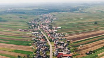 FOTO. Cum e viața în satul în care 6.000 de locuitori locuiesc împreună pe aceeași stradă