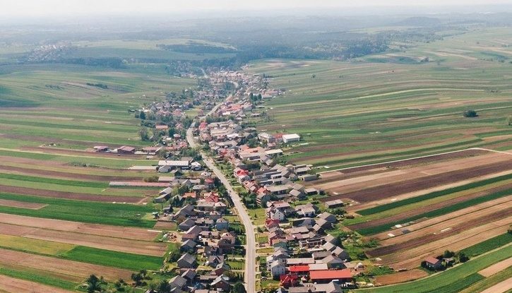 FOTO. Cum e viața în satul în care 6.000 de locuitori locuiesc împreună pe aceeași stradă