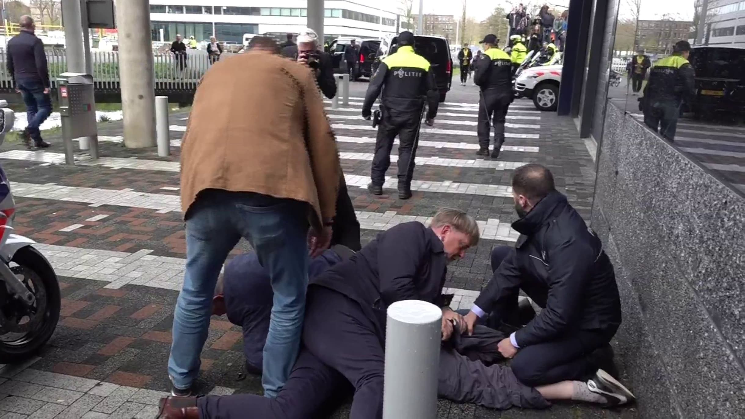 VIDEO. Emmanuel Macron, incident în timpul vizitei de stat din Olanda. Doi protestatari au fost arestați