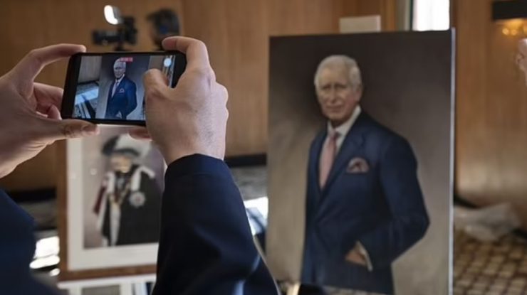 FOTO. Primul portret oficial al regelui Charles al III-lea a fost dezvăluit la Londra. Cine este artistul care l-a pictat