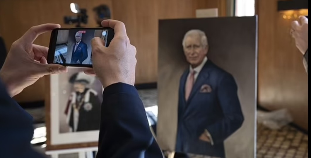FOTO. Primul portret oficial al regelui Charles al III-lea a fost dezvăluit la Londra. Cine este artistul care l-a pictat