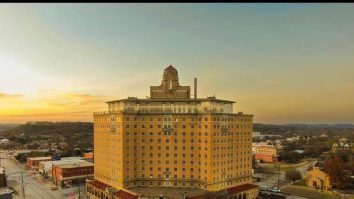 FOTO. Un hotel abandonat, „bântuit de morți” care „ciupesc și mușcă” vizitatorii, se va redeschide