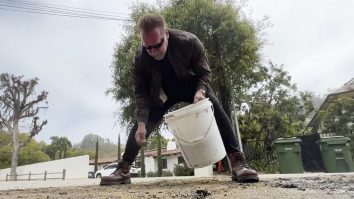 VIDEO. Arnold Schwarzenegger s-a apucat de reparat gropile din cartierul său din LA: „Să nu ne plângem, să facem ceva”