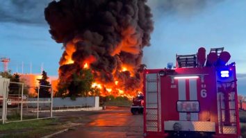 FOTO. Un atac cu drone a provocat un incendiu de proporții la un depozit de petrol din Crimeea. Rusia a început un nou val de lovituri
