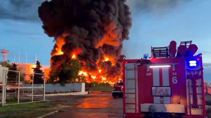 FOTO. Un atac cu drone a provocat un incendiu de proporții la un depozit de petrol din Crimeea. Rusia a început un nou val de lovituri