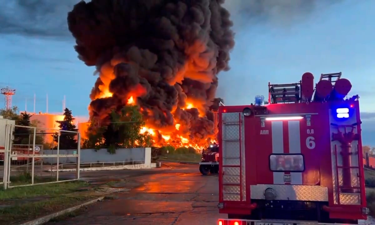 FOTO. Un atac cu drone a provocat un incendiu de proporții la un depozit de petrol din Crimeea. Rusia a început un nou val de lovituri