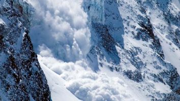 FOTO-VIDEO. O avalanșă din Alpii francezi a ucis cel puțin cinci persoane. Doi ghizi turistici au murit