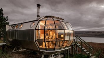 FOTO.  Cum arată „capsula futuristă”, construită de doi arhitecți cu un buget de 100.000 de lire sterline. Construcția ei a durat 10 zile