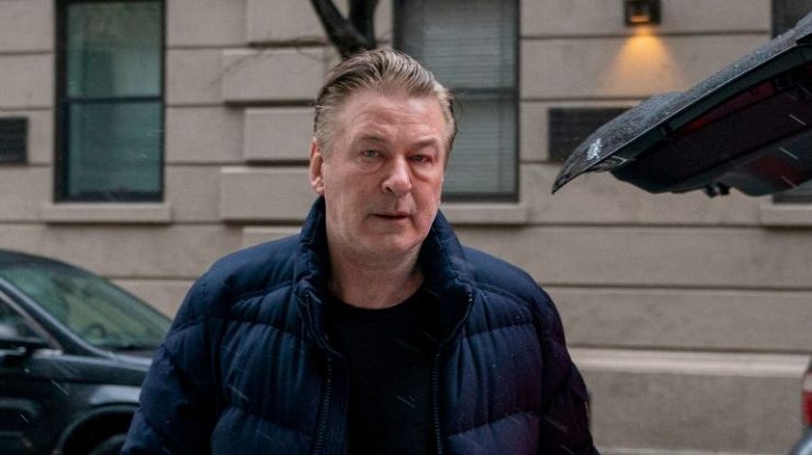 Familia Halynei Hutchins va continua cu un proces civil față de Alec Baldwin, în ciuda faptului că s-a renunțat la acuzațiile sale penale