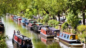 Locuitul pe o barcă în Anglia – alternativă la chiriile scumpe ale caselor?