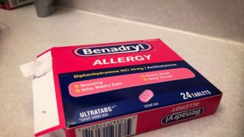 „Benadryl Challenge” de pe TikTok face victime. Un băiat de 13 ani a murit după ce a consumat pastile pentru a-și induce halucinații