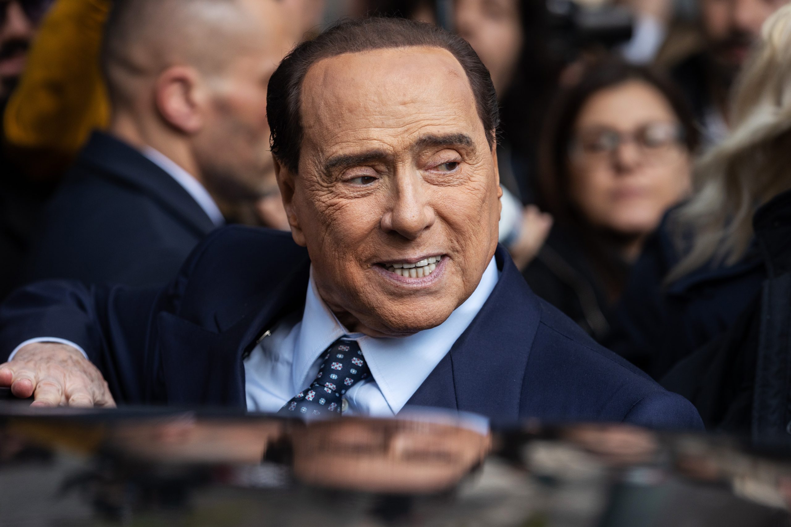 Italia vrea să numească principalul aeroport din Milano după Silvio Berlusconi. Primarul orașului spune că decizia este „nebunească”