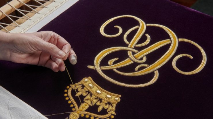 FOTO. Regina Camilla va purta roba purpurie care a fost făcută pentru încoronarea Elisabetei a II-a în 1953