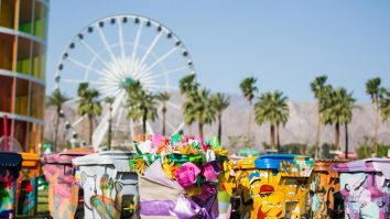 Consecințele marilor festivaluri asupra mediului: Coachella reciclează 20% din deșeuri. Festivalierii merg 3 ore cu mașina până la eveniment
