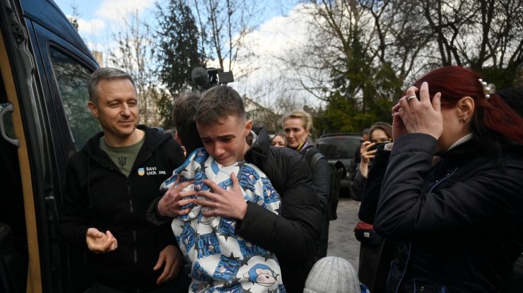 31 de copii ucraineni au revenit din Rusia: „Am fost trataţi ca nişte animale”