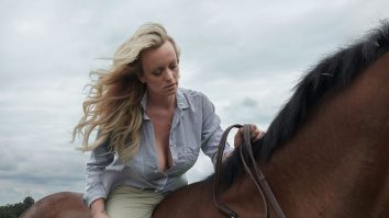 Stormy Daniels a aflat vestea inculpării lui Donald Trump în timp ce își călărea calul, numit Redemption