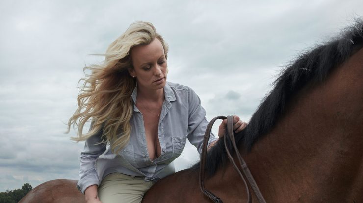 Stormy Daniels a aflat vestea inculpării lui Donald Trump în timp ce își călărea calul, numit Redemption