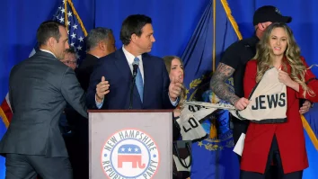 VIDEO. Discursul lui DeSantis, întrerupt de doi protestatari care scandau <em>„</em>Evreii împotriva lui DeSantis”. Reacția guvernatorului