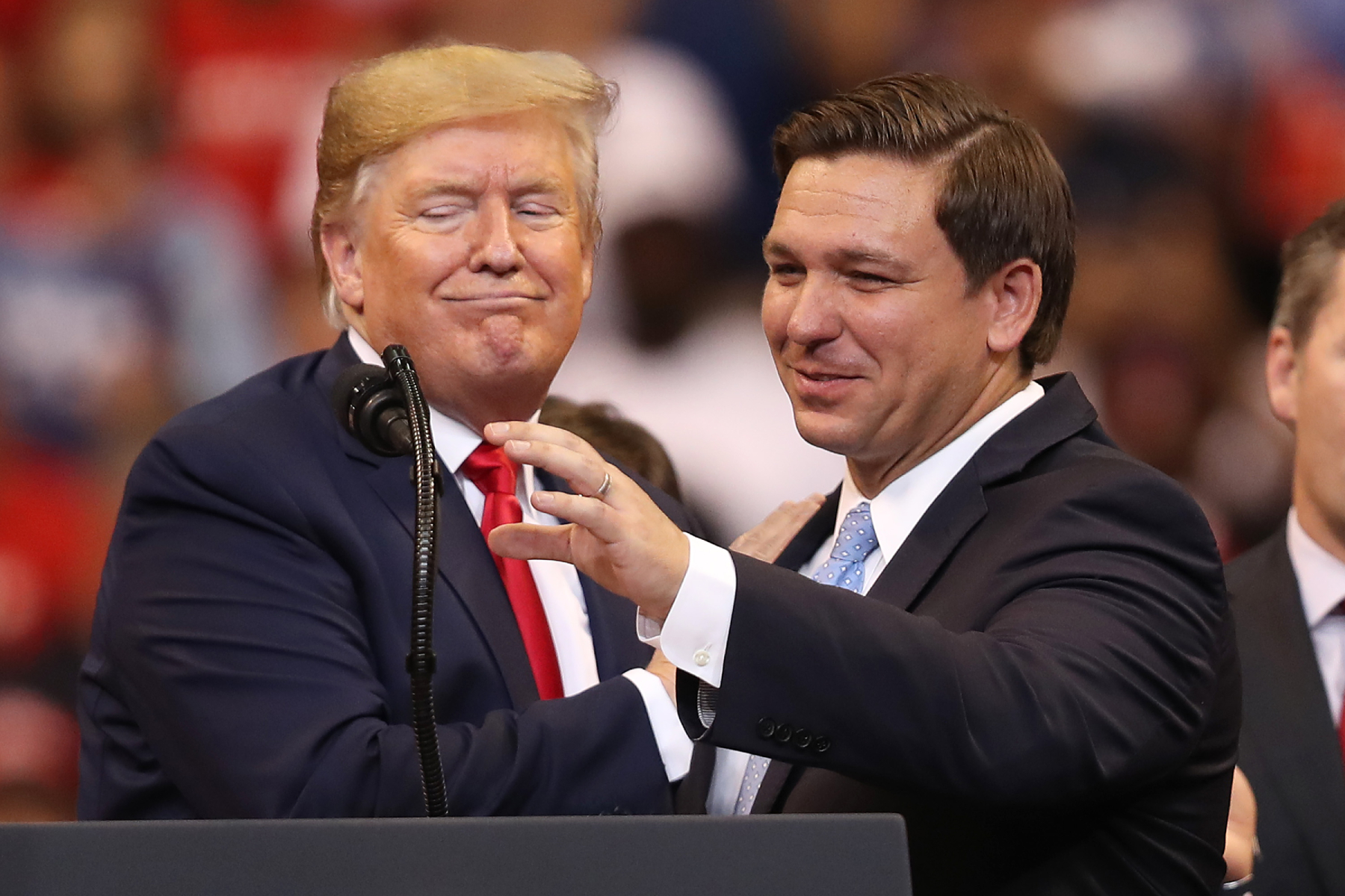 DeSantis a denunțat punerea sub acuzare a unui <em>„</em>fost președinte”, refuzând să îl numească direct pe Donald Trump