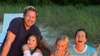 Drew Barrymore dezvăluie cum au început fiicele ei să se uite la filmele ei: <em>„</em>Sunt fericită că le-am lăsat să le descopere singure<em>”</em>