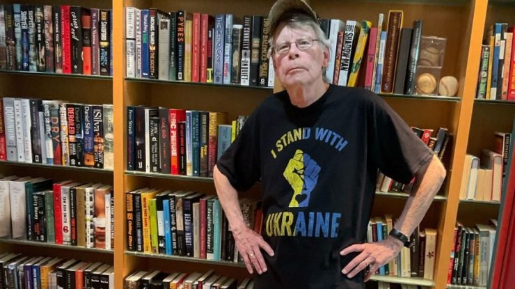 Stephen King i-a propus lui Musk să transfere bani pentru bifă sa albastră pe Twitter pentru a ajuta Ucraina