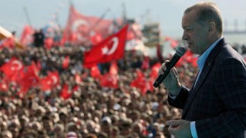 Recep Tayyip Erdogan își reia campania electorală după ce s-a îmbolnăvit. Președintele turc a ținut un discurs de 40 de minute
